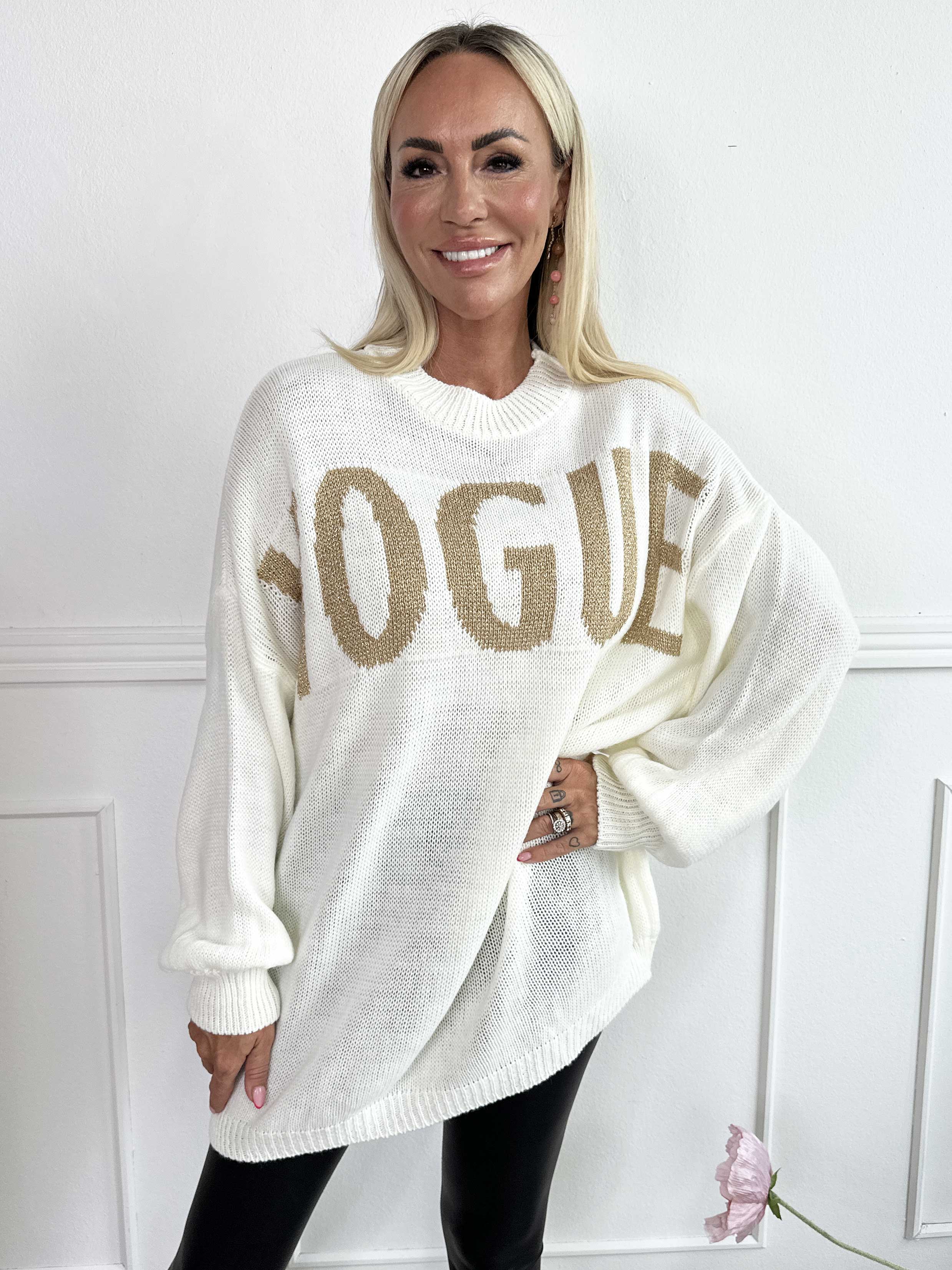 Priscilla - Stickad tröja med VOGUE skrivet i guldglittertrådar